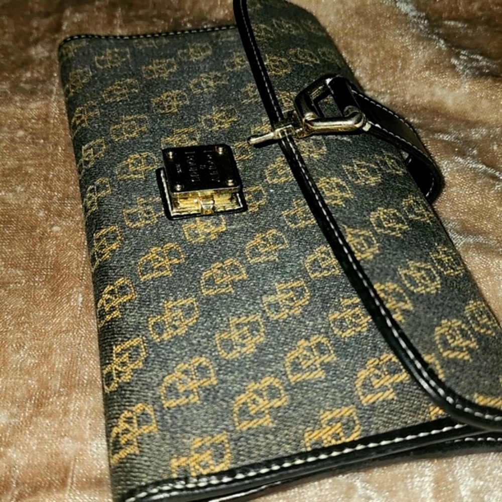 AUTHENTIC Dooney & Bourke trifold wallet-lock closure - Picture 5 of 6